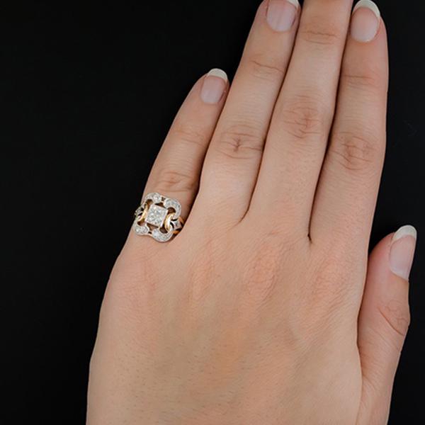 Vintage style ring with diamond centrepiece