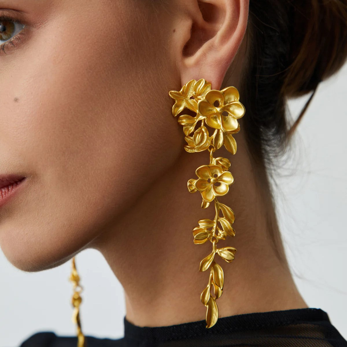 Flower cascade earrings in gold look