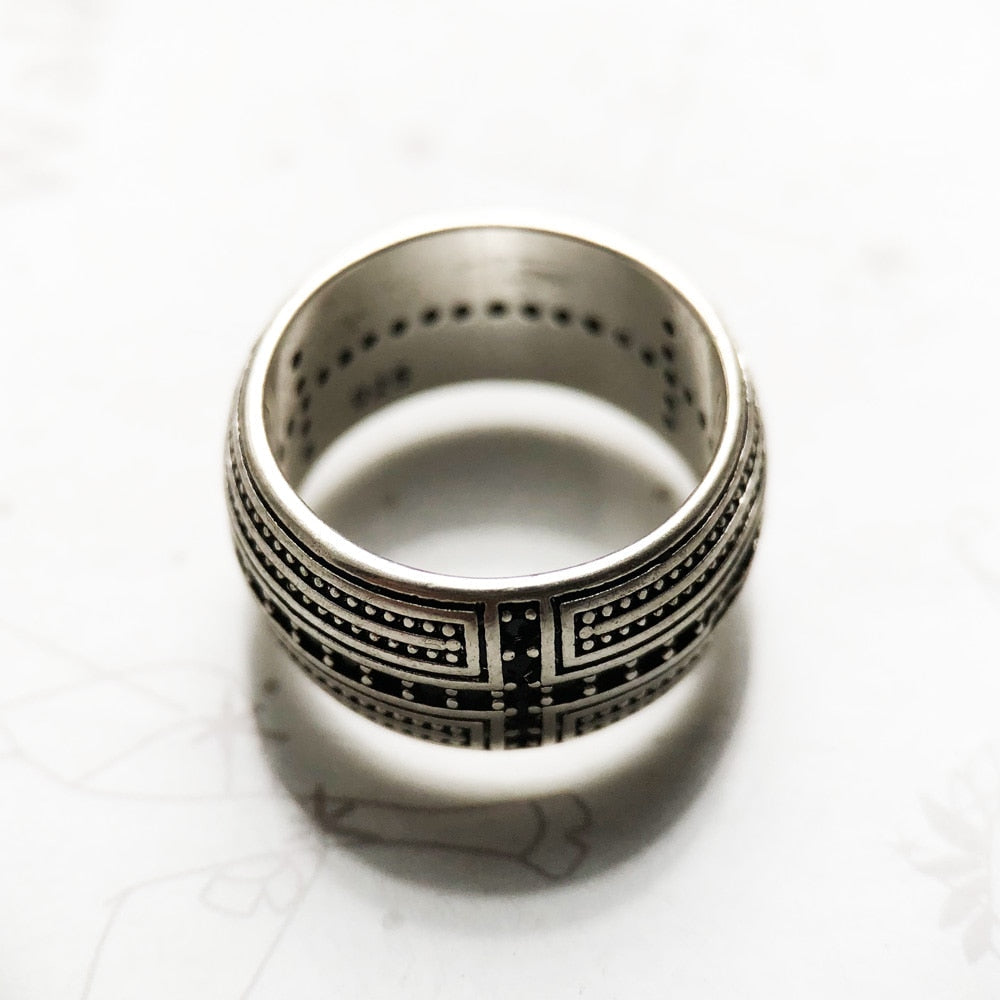 Vintage style engraved band ring