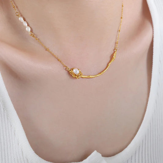 Delicate chain necklace with curved bar and single pearl embellishment