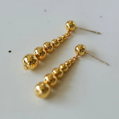 Chic earrings with metallic pearl strands