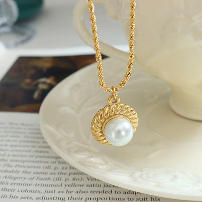 Gold-coloured rope necklace with pearl pendant