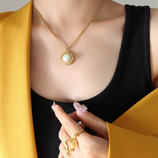 Gold-coloured rope necklace with pearl pendant