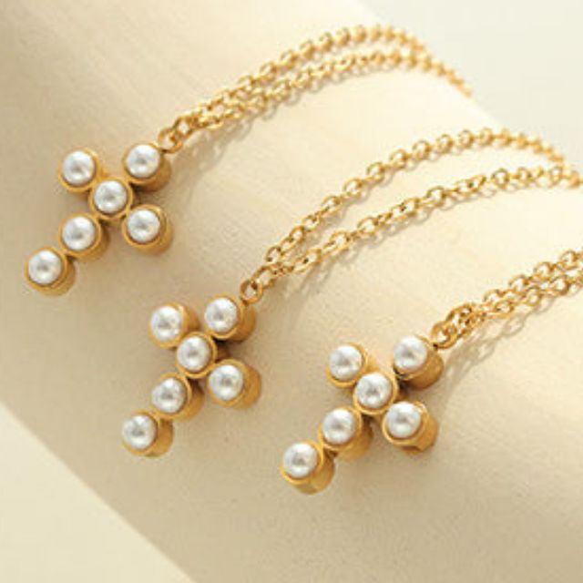 Cross pendant necklace with imitation pearls