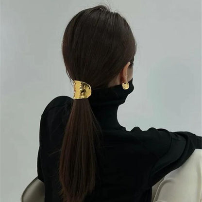 Metal hairband with sculptural design