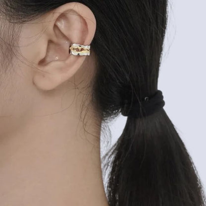 Two-coloured ear cuff with chain detail